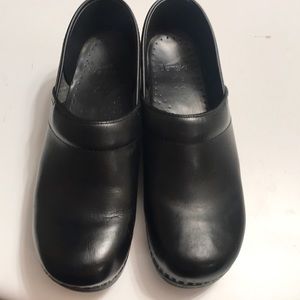 Size 40 . Excellent condition. No scuffs or marks